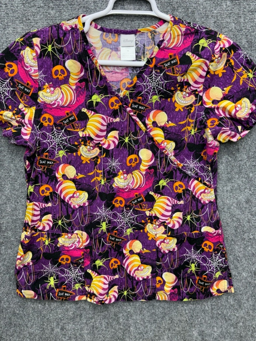 Disney Alice in Wonderland Cheshire Cat Uniform Women’s V-Neck Scrub Top Size M